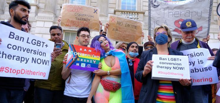 Britse regering annuleert LGBTQ-conferentie nadat organisaties protesteren tegen beperking verbod op conversietherapieën
