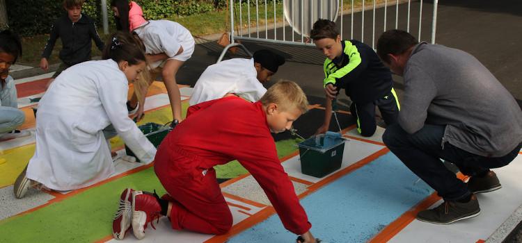 Leerlingen in Alken zorgen zelf voor regenboogzebrapaden