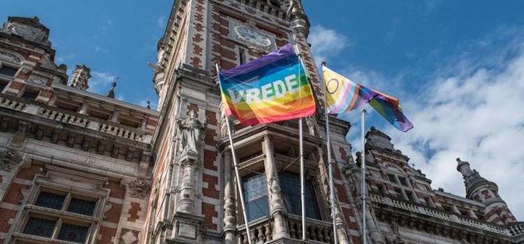 IDAHOT: Niet een maar drie regenboogvlaggen aan districtshuis van Borgerhout