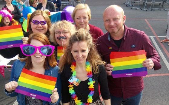 Regenboogselfies voor de Internationale Dag Tegen Homofobie en Transfobie