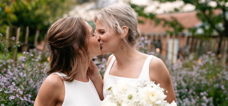 Sharon en Karen trouwen als vijfde koppel in Blind Getrouwd