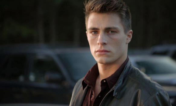 Vader van Arrow-acteur pleegde zelfmoord na coming-out van zijn zoon