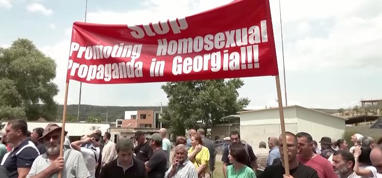 Video:Meer dan 2000 extremisten vallen deelnemers Tbilisi  Pride aan