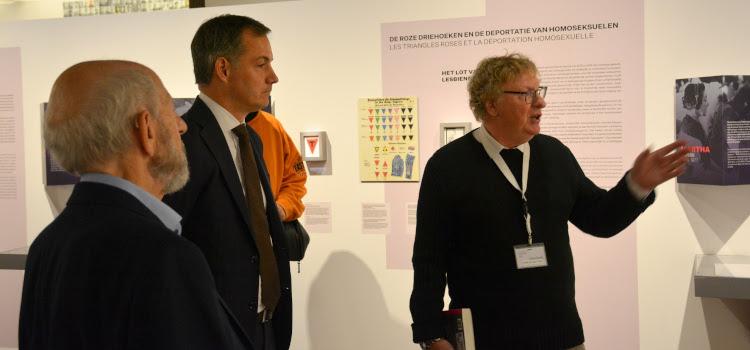 Premier De Croo bezoekt expo over vervolging van homo's en lesbiennes tijdens Holocaust