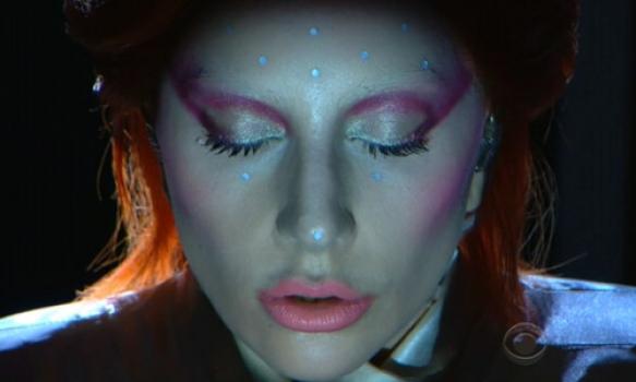 Video: Lady Gaga krijgt staande ovatie voor Bowie-tribuut