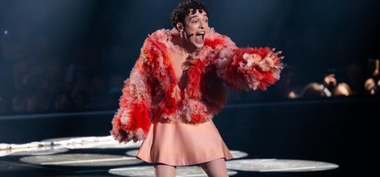 Nemo schrijft geschiedenis door controversiële editie van Eurovisie Songfestival te winnen