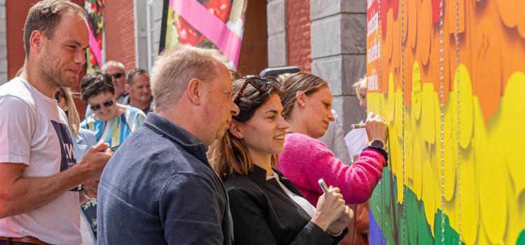 IDAHOT: Sint-Truiden pakt uit met een regenboogmuur met boodschappen van liefde