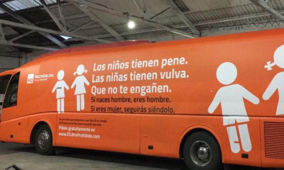 Spaanse politie haalt bus met transfobe opschriften van de weg