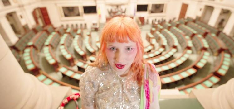 Alice On The Roof viert twintigste verjaardag van het homohuwelijk met nieuw nummer