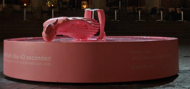 Aidsmonument mogelijk gewoon omgewaaid