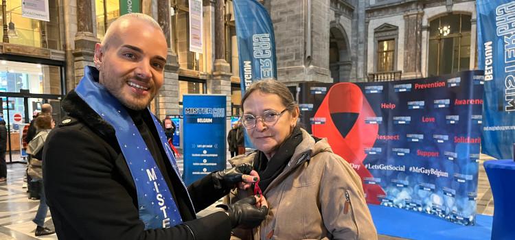 WAD:Mister Gay Belgium Maarten Truijen deelt aidslintjes uit in Antwerpen Centraal