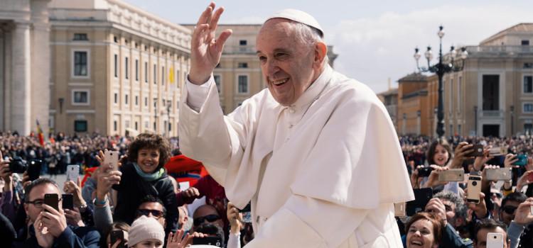 Paus Franciscus geeft toestemming om homoseksuele relaties in te zegenen